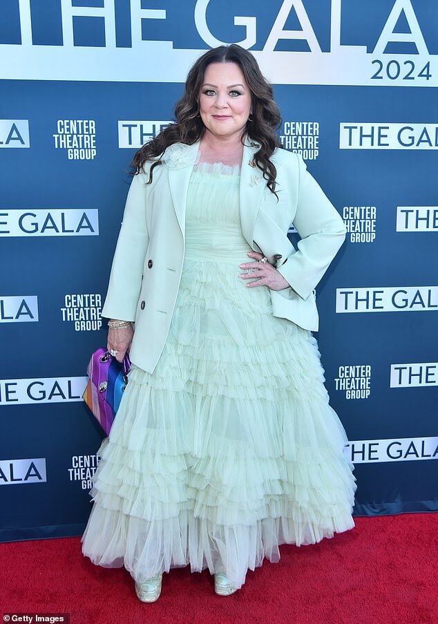 Мелисса Маккарти выглядит гламурно в тюлевом мятно-зеленом платье на гала-концерте Center Theater Group в Лос-Анджелесе.