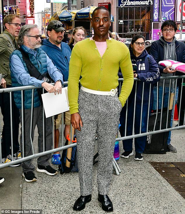 Нкути Гатва продемонстрировал свое необычное чувство стиля, приехав во вторник на выставку Good Morning America.