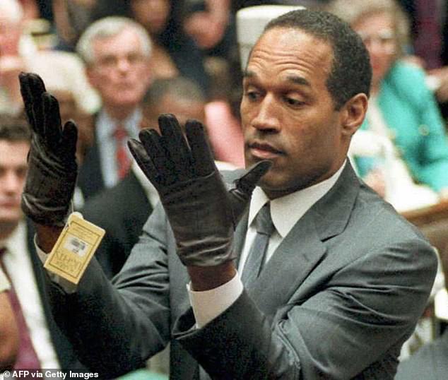 Симпсон (на фото на суде 1995 года) стал одной из самых скандально известных фигур в Америке после того, как ему было предъявлено обвинение в убийстве своей бывшей жены Николь Браун и ее друга Рона Голдмана в 1994 году.