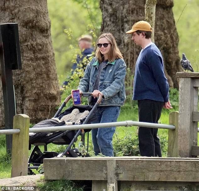 Пара инбетвинеров Ханна Тойнтон и Джо Томас наслаждаются семейным отдыхом со своей дочерью в лондонском парке