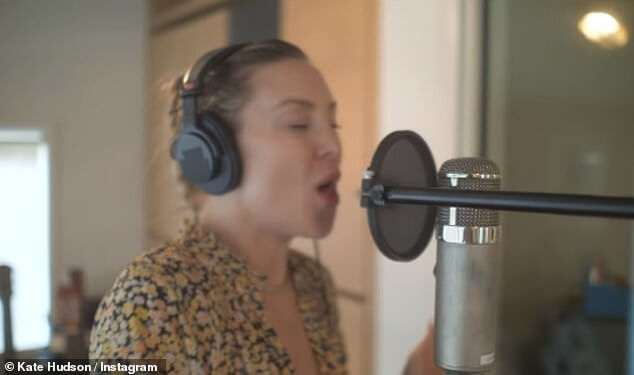 Поклонники Кейт Хадсон делятся своим удивлением, когда она представляет свой новый сингл Gonna Find Out, и хвалят ее «потрясающий вокальный диапазон»: «Почему вы держали свой голос за закрытыми дверями?»