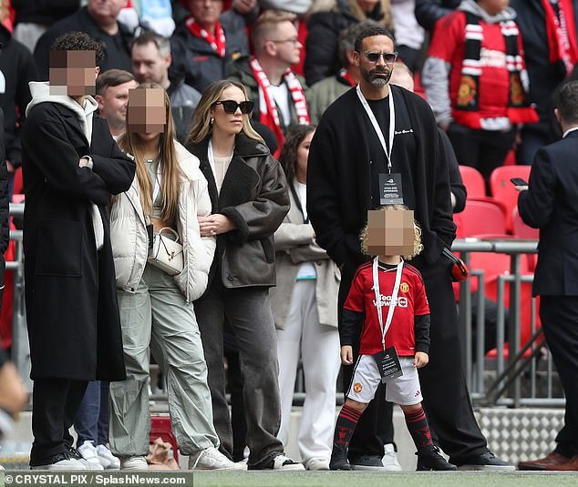 Рио и Кейт Фердинанд наслаждаются семейным выходным, наблюдая за игрой бывшей команды футболиста «Манчестер Юнайтед» в полуфинале Кубка Англии на «первом матче» сына Кри.