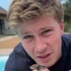 Роберт Ирвин поделился трогательным видео, на котором можно увидеть, как Воин дикой природы приходит на помощь крошечной мышке, обнаружившей ее тонущей в бассейне.  На фото: Роберт и счастливая мышь
