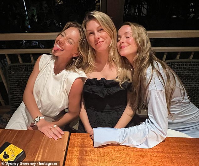 26-летняя актриса опубликовала снимки и видео из отпуска на Гавайях с подругами Лив Мейер и Келли Маккартни.