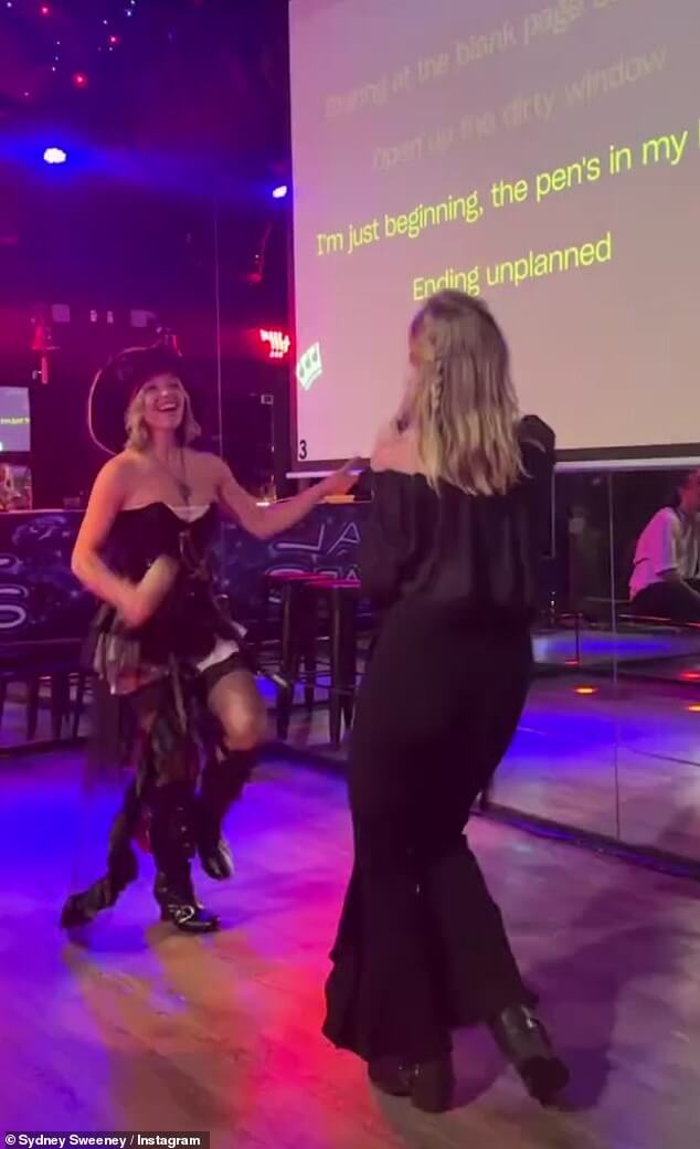 Сидни Суини исполняет «Ненаписанное» Наташи Бедингфилд во время караоке в сексуальном пиратском наряде… после того, как песня 2004 года появилась в ее ром-коме «Любой, кроме тебя»
