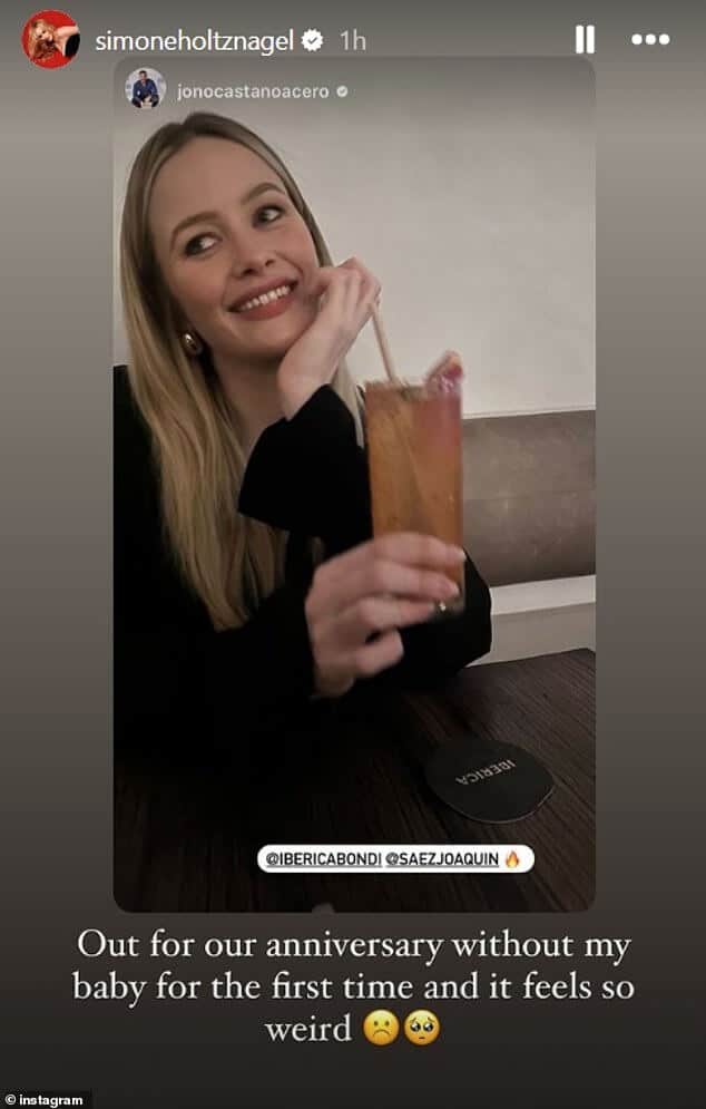 Симона Хольцнагель и партнер Джоно Кастано вышли, чтобы отпраздновать свой юбилей в отеле Iberica в Бонди в понедельник вечером.
