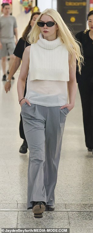 Сплошной восторг!  Аня Тейлор-Джой выглядит шикарно в сетчатом топе и серых брюках, когда она приземляется в Сиднее перед премьерой фильма «Фуриоса: Сага о Безумном Максе».