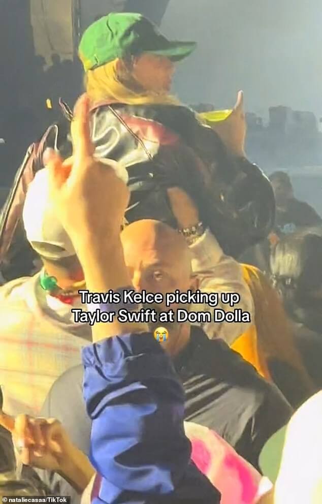 Тейлор Свифт без особых усилий ПОДНИМАЕТ в воздух бойфренд Трэвис Келси, когда пара смотрит выступление Дома Доллы на фестивале Coachella.