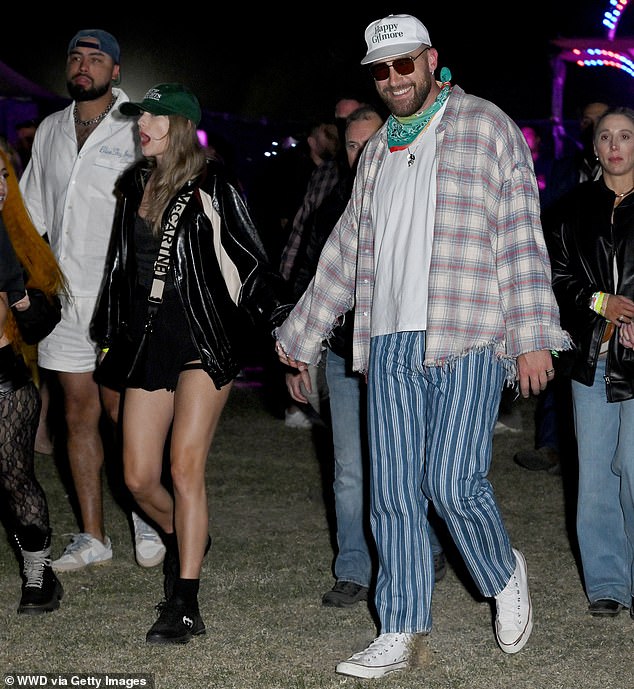 По данным TMZ, певицу Karma и ее бойфренда, которые пропустили премьеру фестиваля Coachella, поддерживали ее постоянный соратник Джек Антонофф, пока его группа Bleachers выступала ранее вечером.
