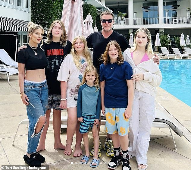 50-летняя актриса сериала 90210, которая втянута в развод с Дином МакДермоттом, похвасталась, что у нее были «женские части 14-летней девочки» из-за того, что она родила пятерых детей посредством кесарева сечения – на фото с 17-летним Лиамом и 15-летней Стеллой. Хэтти, 11 лет, Финн, 10 лет, и Бо, шесть лет.