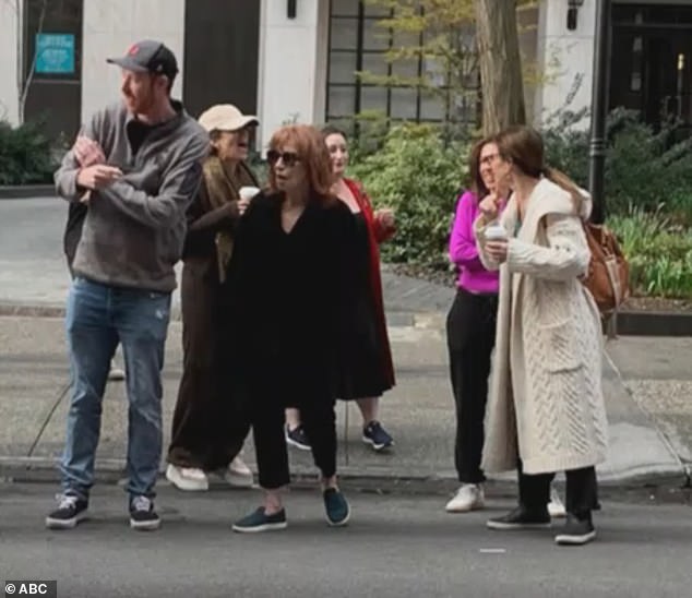 Санни Хостин, Джой Бехар и Алисса Фара Гриффин также были сфотографированы стоящими на улице.