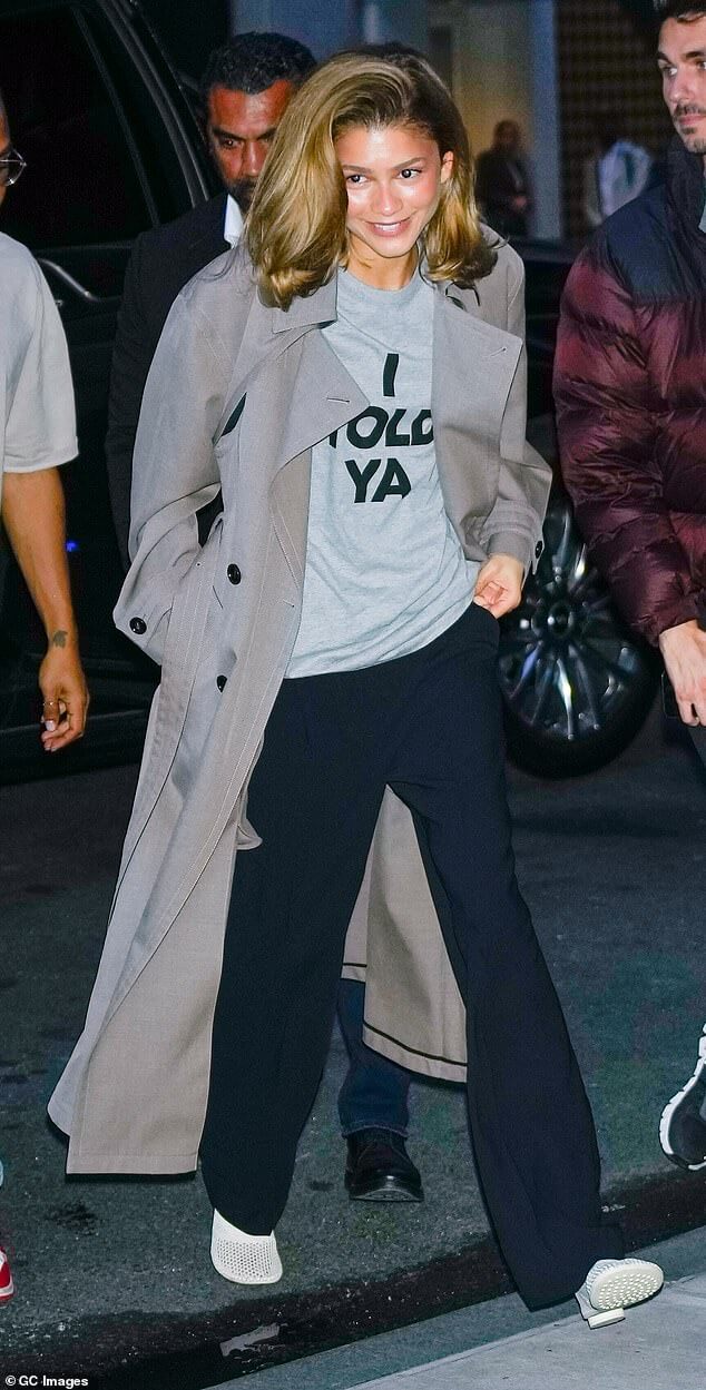 Зендая появилась в повседневном наряде в большом тренче и мешковатой серой футболке для специального показа своего предстоящего фильма «Челленджеры».