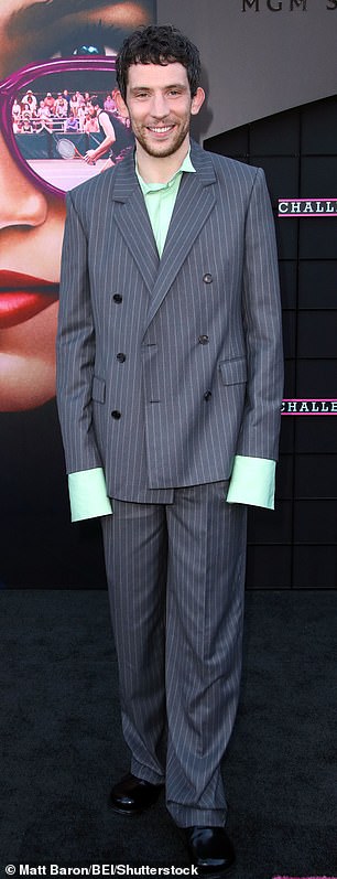 Джош продемонстрировал свой уникальный стиль в сером костюме оверсайз и мятной рубашке на пуговицах под ним.