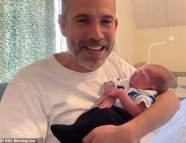 Звезда BBC Morning Live Ксанд ван Туллекен представляет новорожденного сына в прямом эфире через несколько дней после того, как его жена родила