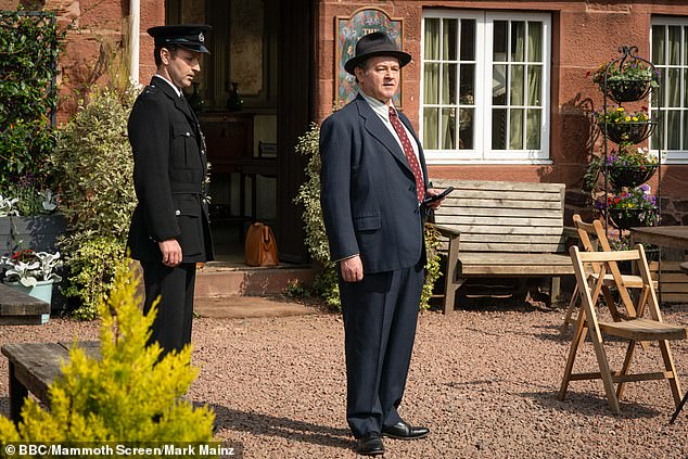 Адаптация BBC романа Агаты Кристи «Легкое убийство» с Брайаном Маккарди (справа) в роли детектива Булла.