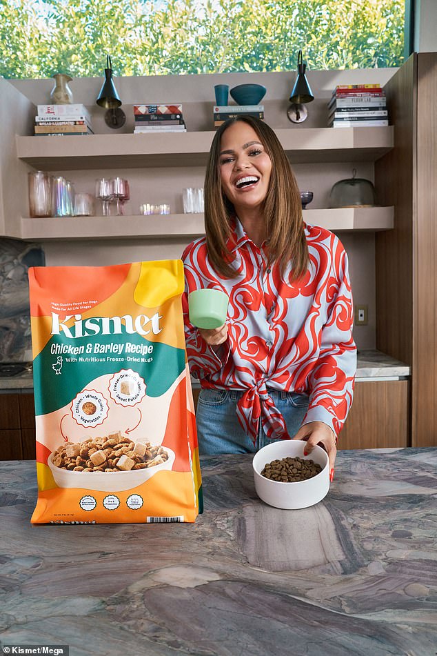 Она продемонстрировала порцию корма для собак Kismet's со вкусом курицы и ячменя.