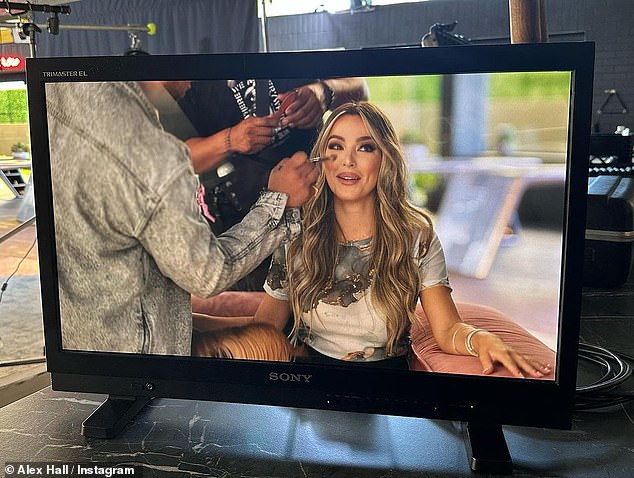 «Я сама НИКОГДА не изменяла в отношениях.  И при этом я НИКОГДА не был аналогом кого-то, кто изменял в своих отношениях.  ПЕРИОД», — написала она.