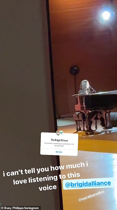 Бизи с гордостью разместила в Instagram видео, на котором она слушает, как 44-летняя обладательница Грэмми поет и играет на фортепиано.