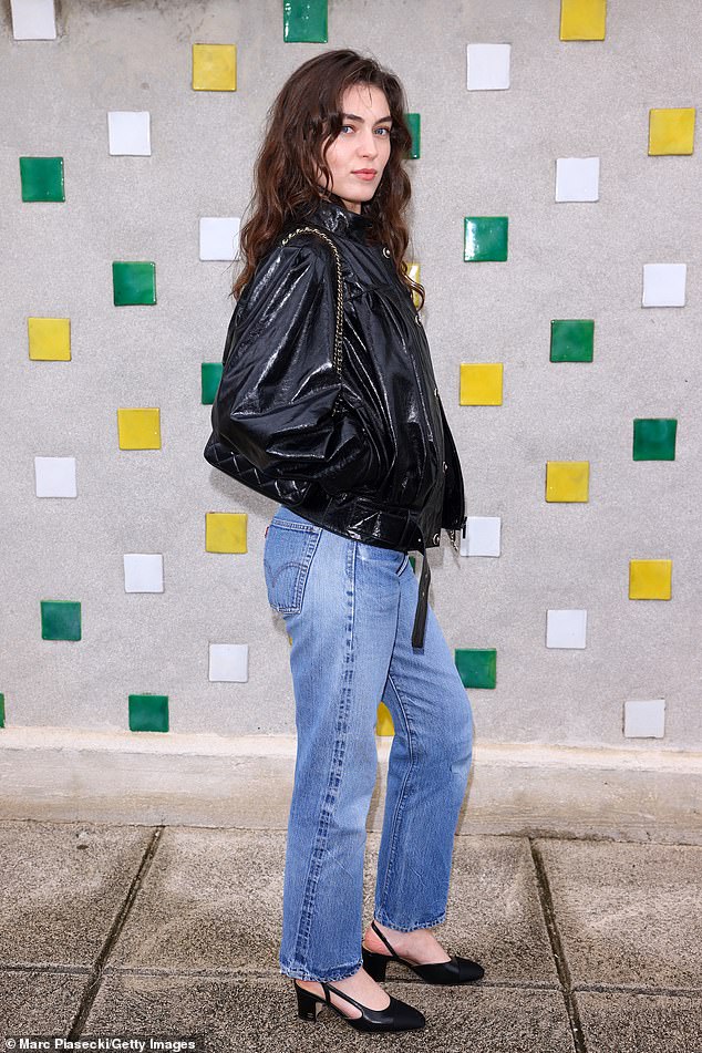 Французско-румынская актриса Анамария Вартоломей пришла на показ в блестящей черной куртке и повседневных джинсах.