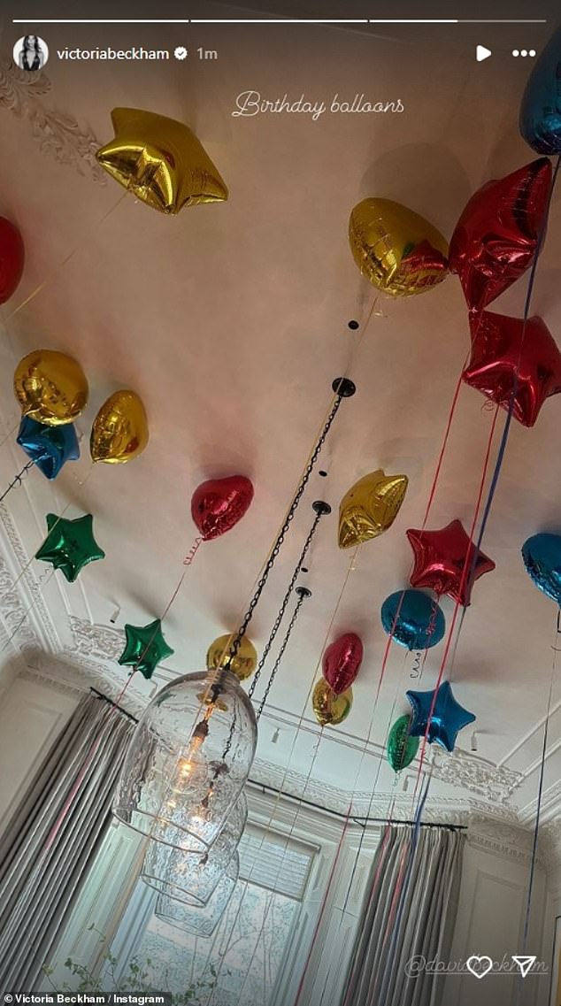 Виктория также поделилась фотографией воздушных шаров, установленных на день рождения Дэвида, в своей истории в Instagram.