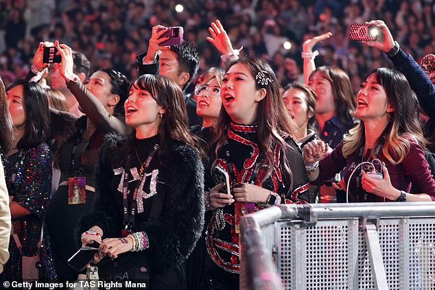 Обладатель множества наград певец выйдет на сцену стадиона Мюррейфилд, чтобы выступить перед примерно 215 000 фанатов в период с 7 по 9 июня. На снимке: фанаты сходят с ума в Токио.