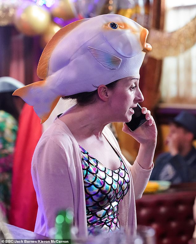 Тем временем Соня (Натали Кэссиди), сестра Бьянки, одетая как рыба, разговаривает по телефону.