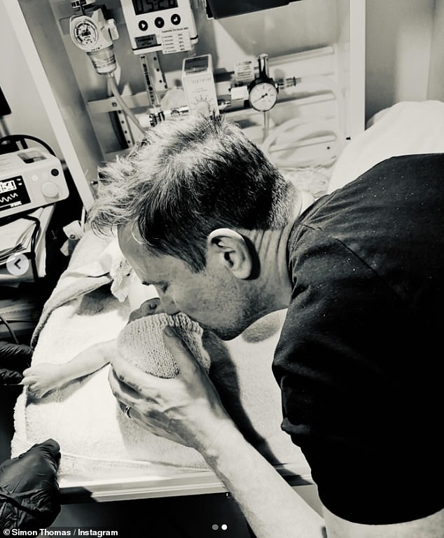 В пятницу в Instagram бывший ведущий Blue Peter объявил радостную новость, поделившись душевным снимком пары с новорожденным Тео Бенджамином Томасом.