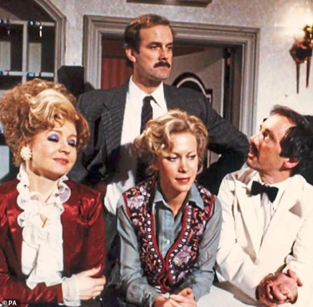 Джон Клиз с оригинальным составом сериала «Башни Фолти» в популярном ситкоме BBC, который транслировался с 1975 по 1979 год в течение двух сезонов.