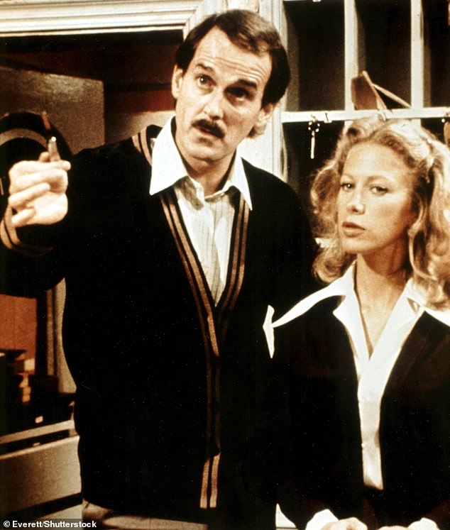 Джон со своей бывшей женой Конни, которая играла Полли в оригинальном шоу BBC.  Пара развелась в 1978 году, но ходят слухи, что Бут прокрадется в возрождение Вест-Энда.
