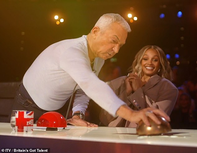 39-летняя учительница специального образования нервничала, выходя на сцену, прежде чем поразить судей и публику своим спекулятивным исполнением песни Ареты Франклин (You Make Me Feel Like) A Natural Woman.