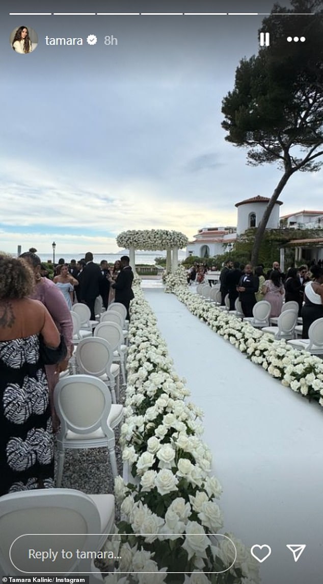 Церемония на открытом воздухе прошла на территории Гранд-аллеи, с нефом и алтарем, украшенными белыми розами.