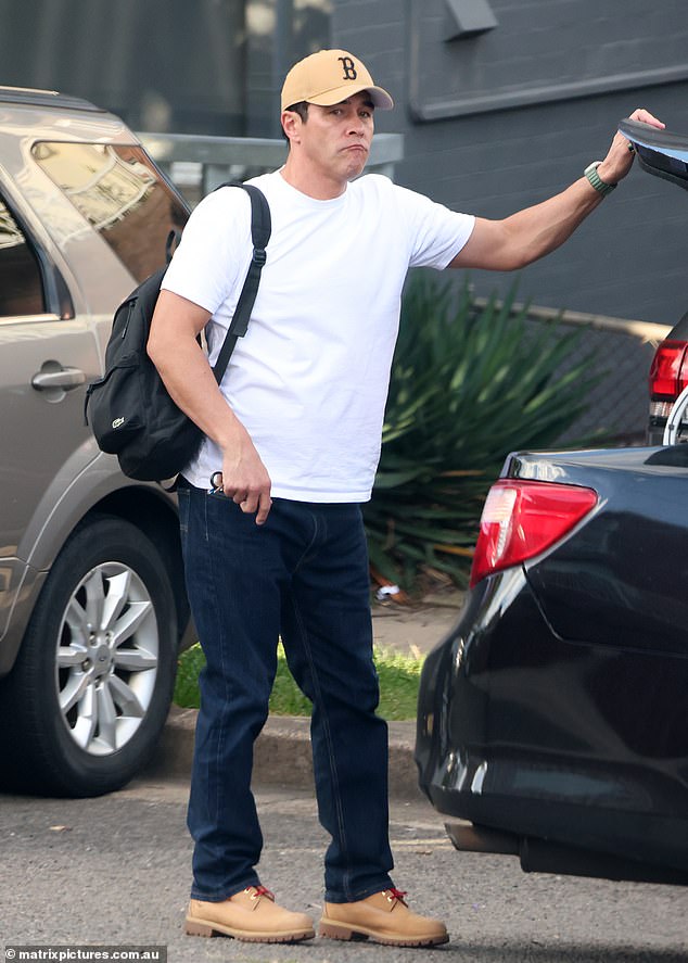 Стюарт, одетый в небрежную белую футболку, классические синие джинсы и коричневую кепку, казался сосредоточенным, возможно, обдумывая свой следующий шаг.