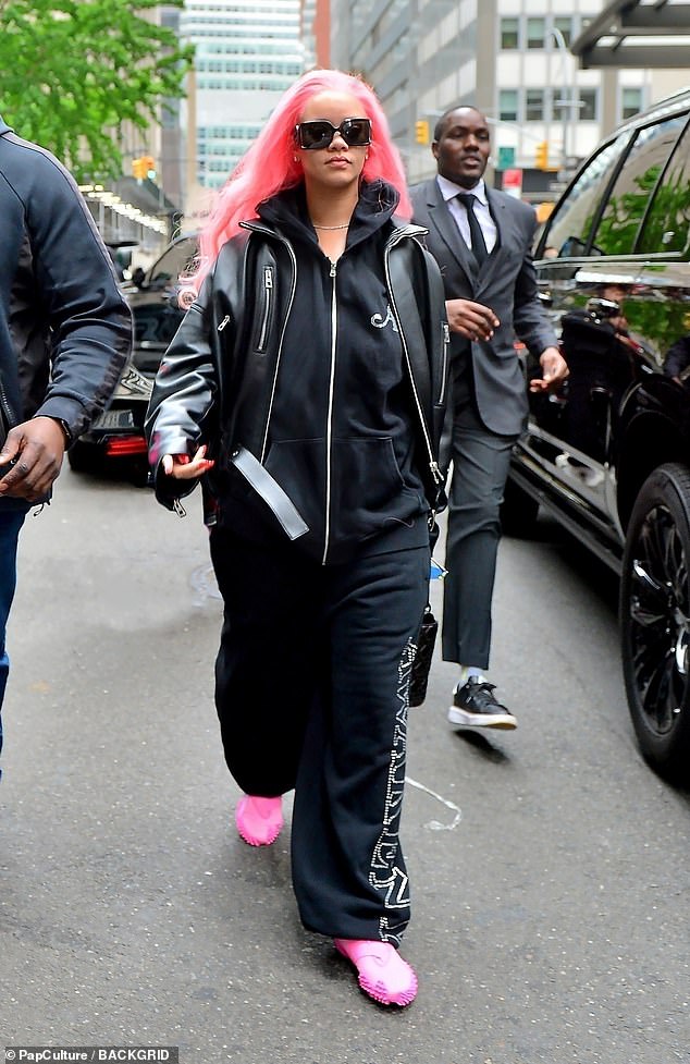 36-летняя певица продемонстрировала свои привлекательные ярко-розовые локоны, моделируя повседневный ансамбль и прогуливаясь по Нью-Йорку.