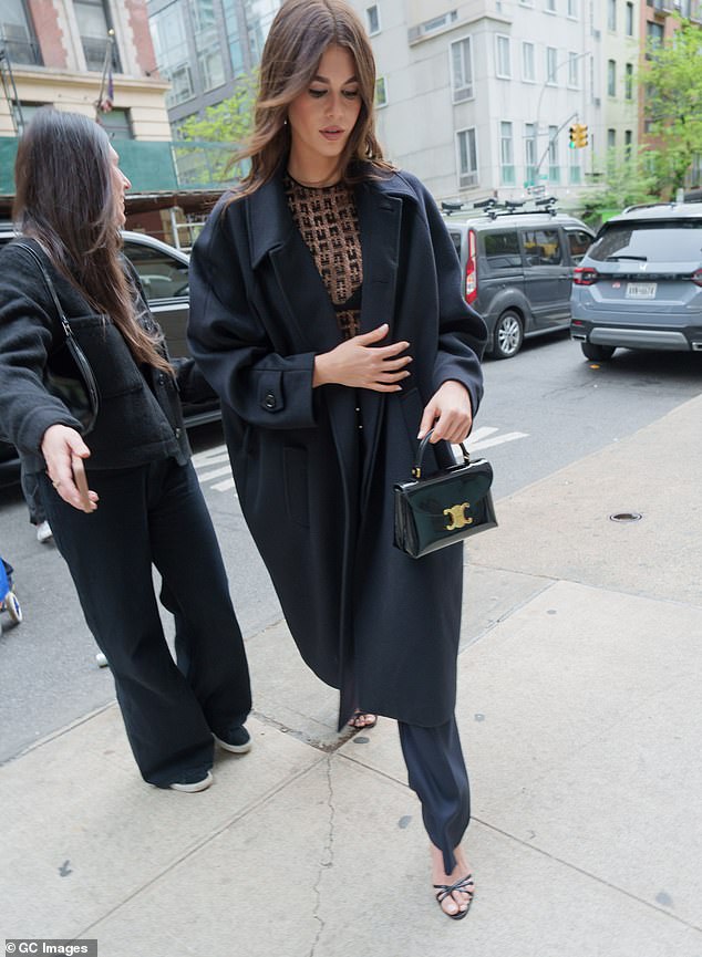 Кайю также видели ранее в тот же день, она гуляла по городу и выглядела в спокойном настроении, совмещая свои обязанности.