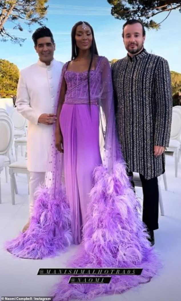 Наоми Кэмпбелл выглядела просто сенсационно в фиолетовом платье с перьями, позируя с друзьями.