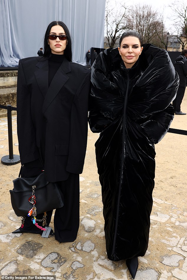 Ринна присоединилась к Амелии в Париже в марте на показе женской одежды Balenciaga.