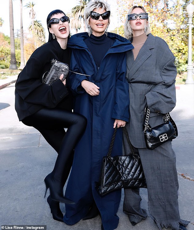 Амелия, ее сестра Далила и мама Ринна стильно вышли на показ Balenciaga в Лос-Анджелесе.