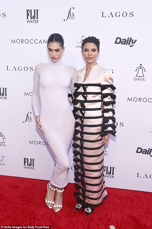 Ринна недавно сопровождала 22-летнюю дочь Амелию Грей на церемонии вручения премии Daily Front Row Fashion Los Angeles Awards, где Амелия была названа Моделью года.