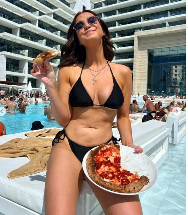 Теле- и радиоведущая продемонстрировала свою подтянутую фигуру в откровенном купальнике-двойке, сидя у бассейна в Five Luxe и поедая тарелку пиццы пепперони.