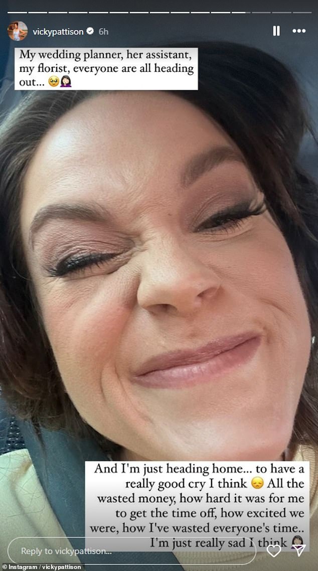 Вики не разрешили лететь рейсом easyJet в Италию в воскресенье из-за того, что ее собака жевала и слегка повредила ее паспорт.