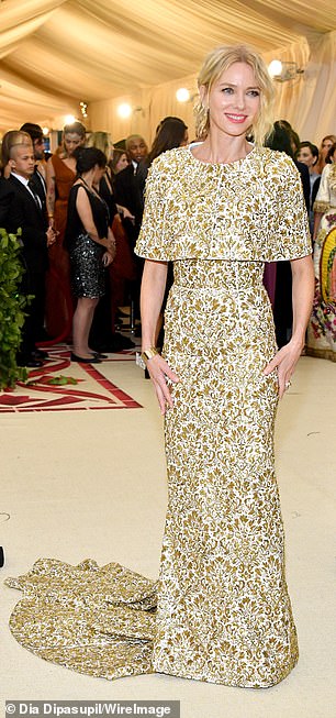 На мероприятие, посвященное Небесным телам 2018 года, она была в золотом платье Michael Kors.