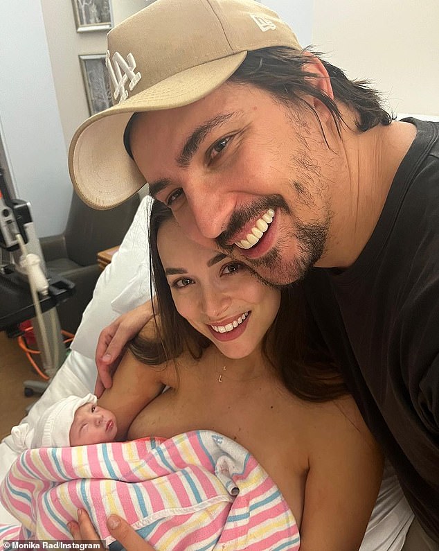 Моника и Алесандро, которые связали себя узами брака в 2018 году, приветствовали своего второго сына Матео в июле, поделившись тогда сладкими снимками в Instagram (на фото).