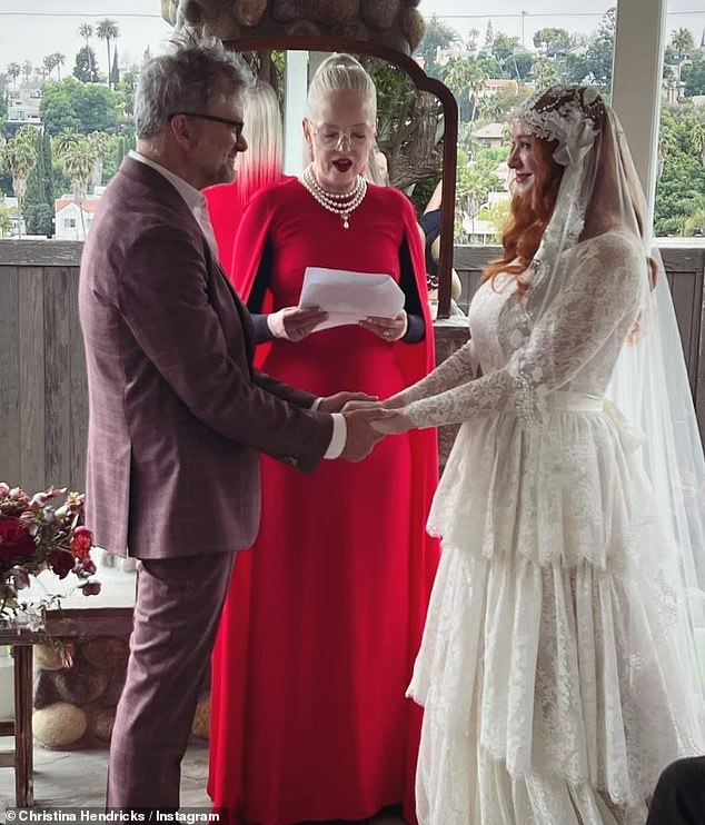 Ее первая церемония состоялась 20 апреля, и ее возглавила солистка Garbage Ширли Мэнсон (в красном), которая также вернулась на свадьбу своей мамы.