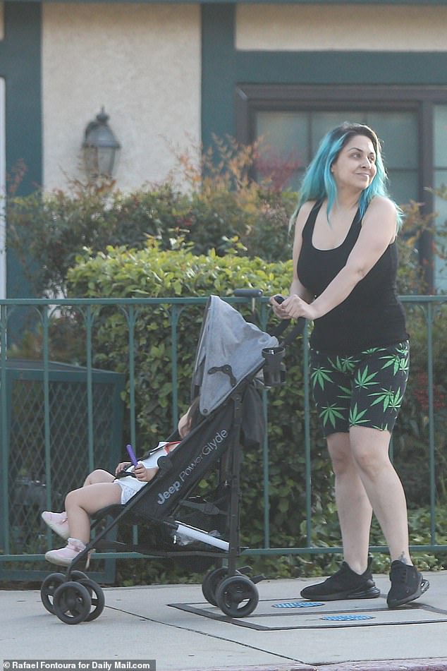 Мать его пятерых детей, Николь Мансилла (на фото), назвала Солиса «непутевым отцом» в интервью DailyMail.com после инцидента в отеле.