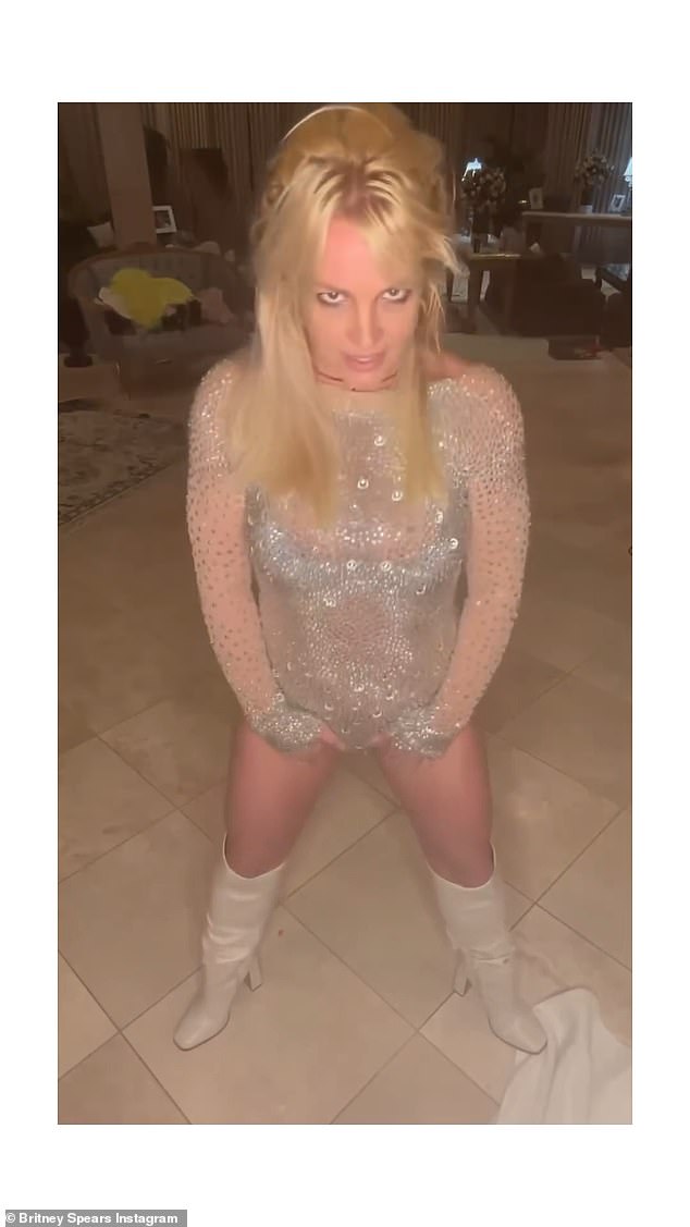 Вскоре после утреннего инцидента в четверг Бритни шокирующе поделилась видео, на котором она танцует в блестящем костюме и ботинках на каблуке в своем доме в Таузенд-Оукс.