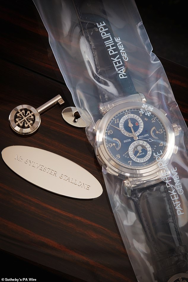Но звездой коллекции являются часы Patek Philippe Grandmaster Chime 6300 (на фото), которые, как ожидается, будут проданы на аукционе за 2,5–5 миллионов долларов (1,99–3,97 миллиона фунтов стерлингов).