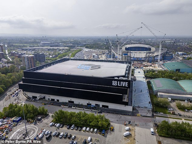 Знаменитая арена Манчестера Co-op Live Arena стоимостью 365 миллионов фунтов стерлингов подверглась стихийным бедствиям, ее открытие несколько раз откладывалось.