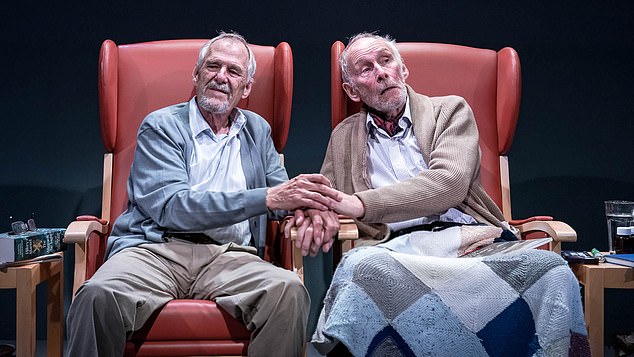 Ян Гелдер и Кристофер Годвин в главных ролях в спектакле «Что-то в воздухе» в театре на Джермин-стрит в 2022 году.