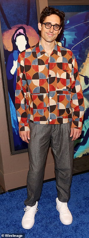Джастин Пек выбрал для выступления разноцветную рубашку на пуговицах с ярким рисунком.