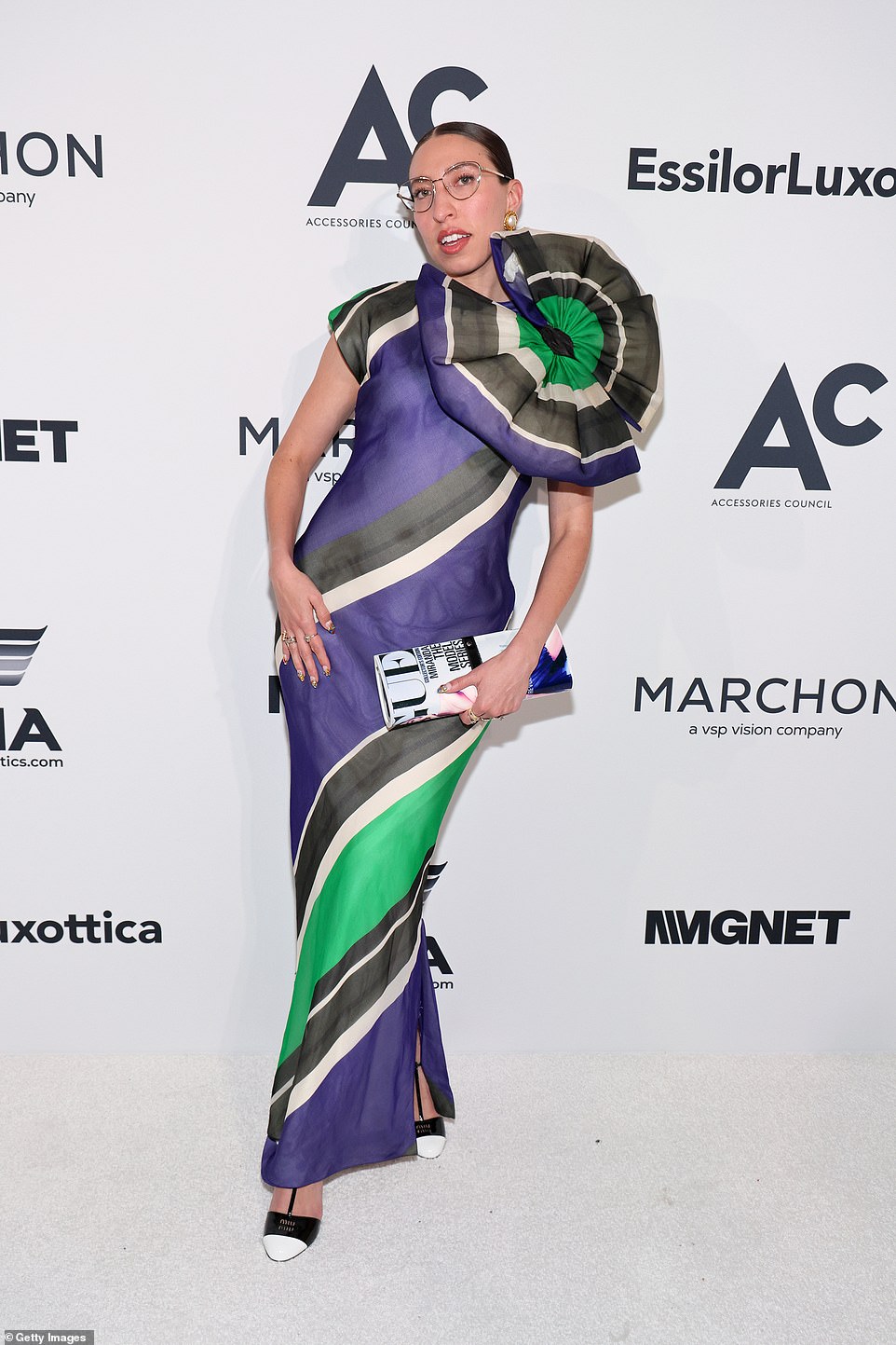 Стилист Кэролайн Ваззана поразила ярким платьем ярких оттенков зеленого и фиолетового.